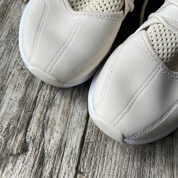 🌟Fabletics 🌟Brookside 🌟Performance
Sneaker, 9 - Picture 4 of 13